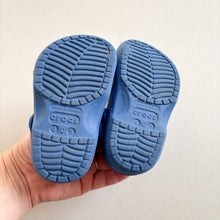 Load image into Gallery viewer, Crocs Clogs - UK4-5
