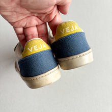 Load image into Gallery viewer, VEJA White trainers - UK9.5
