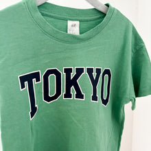 Load image into Gallery viewer, H&amp;M Green 'Tokyo' T-shirt - 3-4 years

