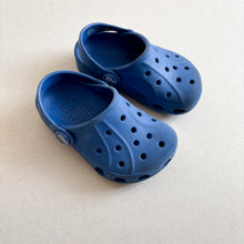 Load image into Gallery viewer, Crocs Clogs - UK4-5
