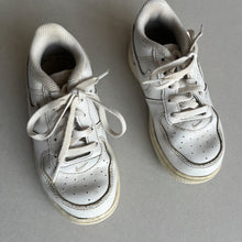 Load image into Gallery viewer, Nike Trainers - UK9.5
