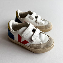 Load image into Gallery viewer, VEJA White trainers - UK9.5
