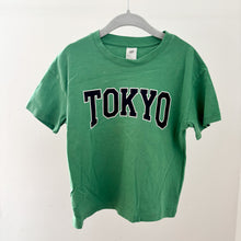 Load image into Gallery viewer, H&amp;M Green 'Tokyo' T-shirt - 3-4 years
