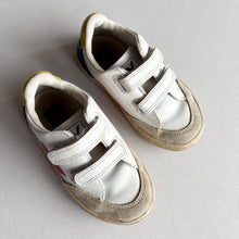 Load image into Gallery viewer, VEJA White trainers - UK9.5
