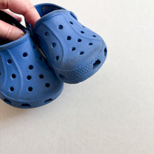 Load image into Gallery viewer, Crocs Clogs - UK4-5
