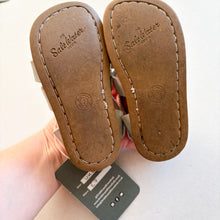 Load image into Gallery viewer, Salt Water Silver Sandals - UK6
