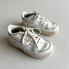 Load image into Gallery viewer, Nike Trainers - UK9.5
