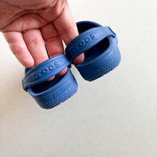 Load image into Gallery viewer, Crocs Clogs - UK4-5
