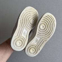 Load image into Gallery viewer, Nike Trainers - UK9.5
