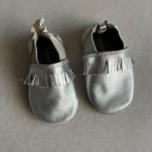 Load image into Gallery viewer, M&amp;S Silver Pram Shoes - 6-12 months
