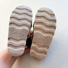 Load image into Gallery viewer, Clarks Green leather sandals - UK11
